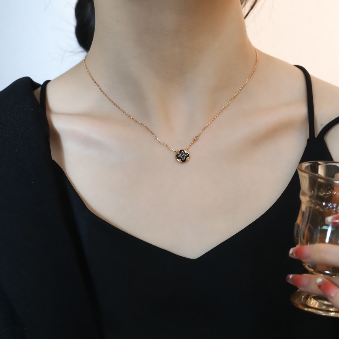 Aura SONNENANHÄNGER ROSÉGOLD 1 DIAMANT HALSKETTE