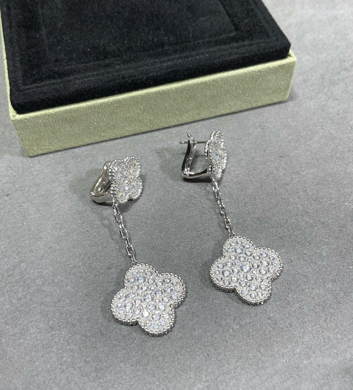 Aura CLOVER 2 MOTIFS DIAMOND PAVED SILBER OHRRINGE