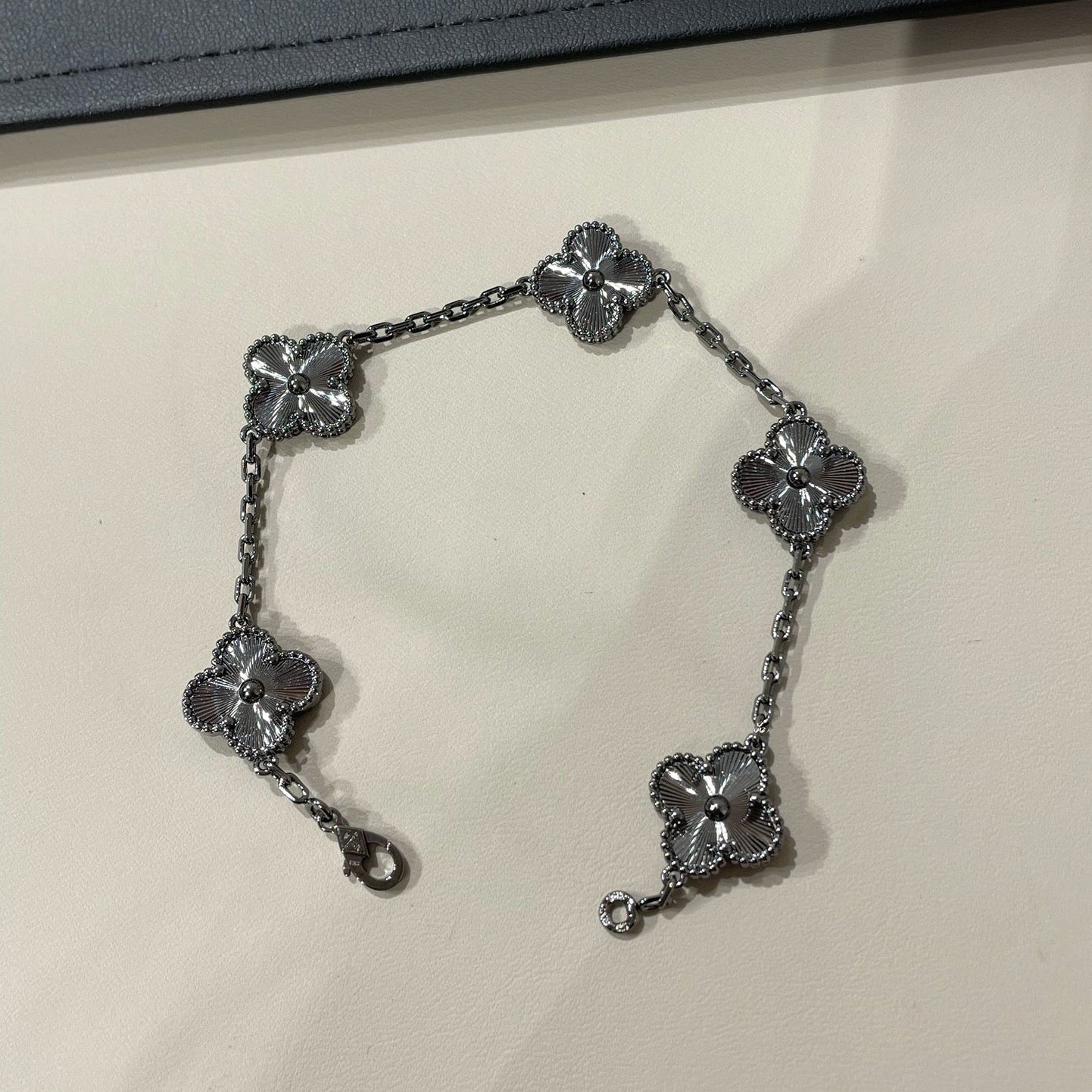 [Aura ]Neues CLOVER 5 MOTIV SCHWARZES ARMBAND