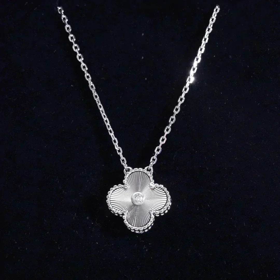 [⭐Aura ]CLOVER  15MM DIAMOND LASER NECKLACE SILVER