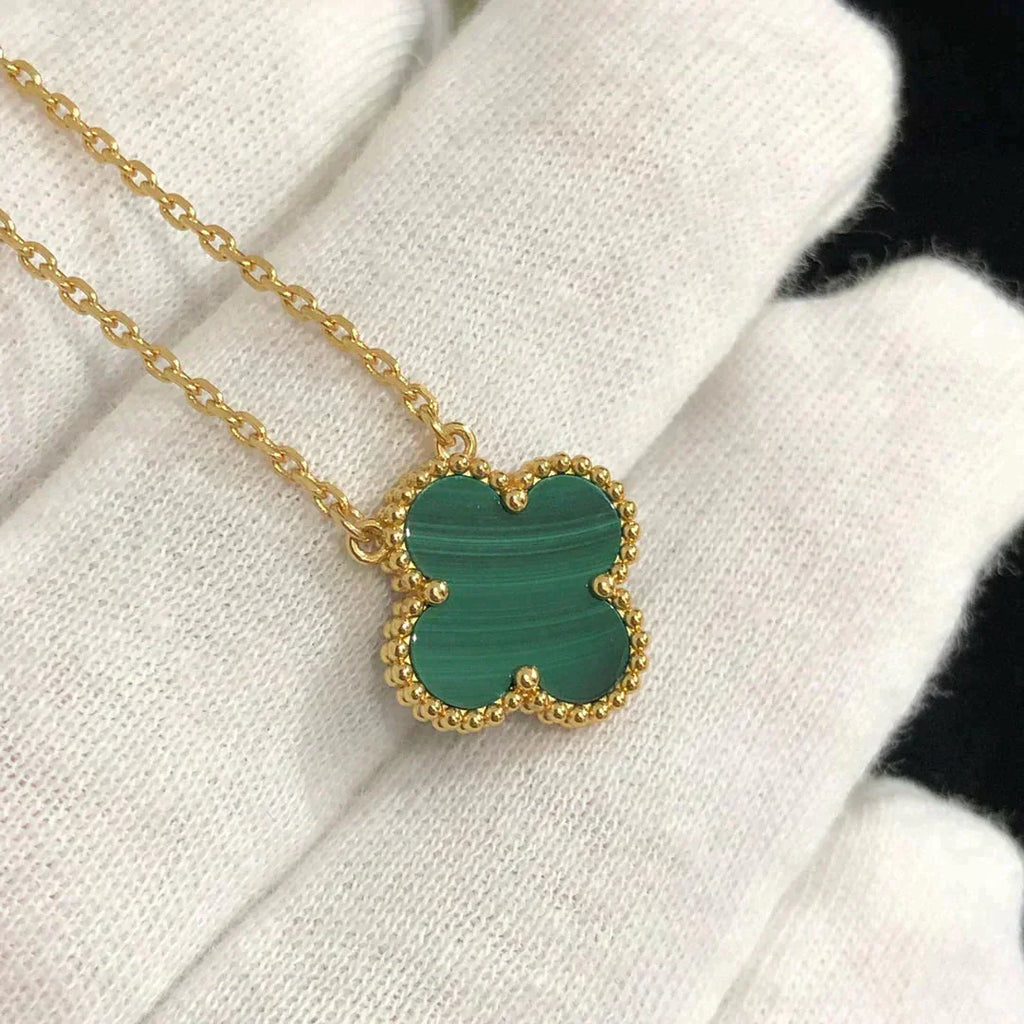 Aura CLOVER 15MM MALACHIT EINZELBLUMEN-HALSKEТТЕ