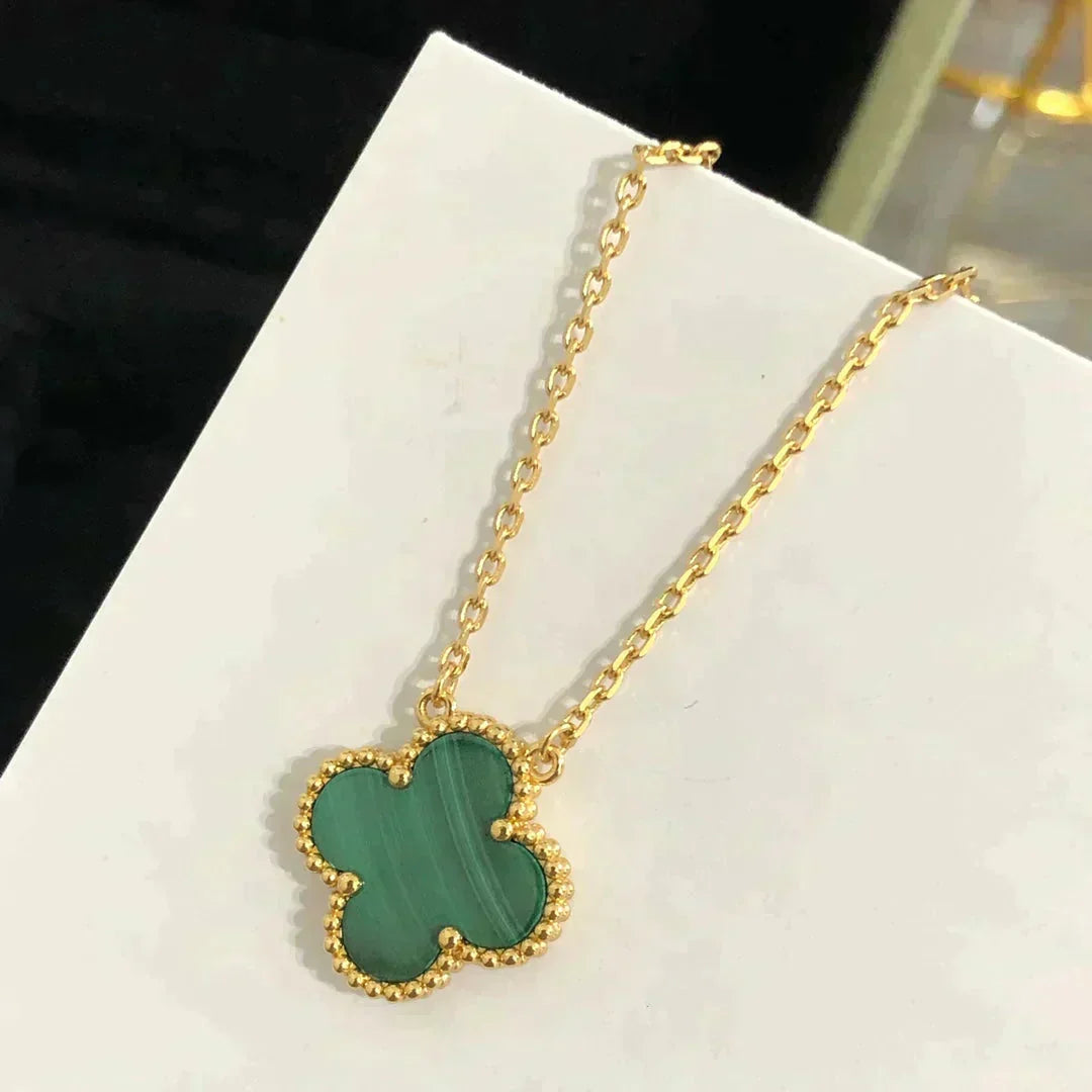 Aura CLOVER 15MM MALACHIT EINZELBLUMEN-HALSKEТТЕ