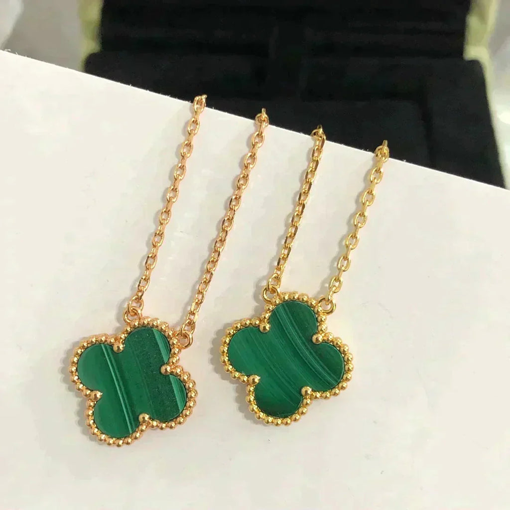 Aura CLOVER 15MM MALACHIT EINZELBLUMEN-HALSKEТТЕ