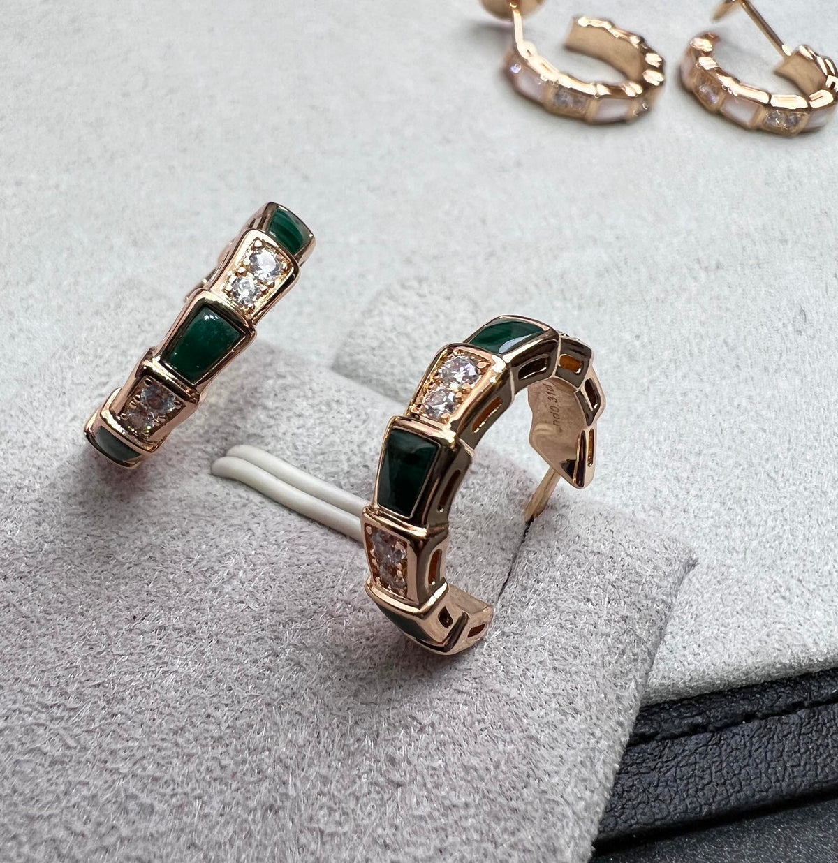 [⭐Veya]SERPENTI OHRRINGE AUS ROSÉGOLD MIT MALACHIT