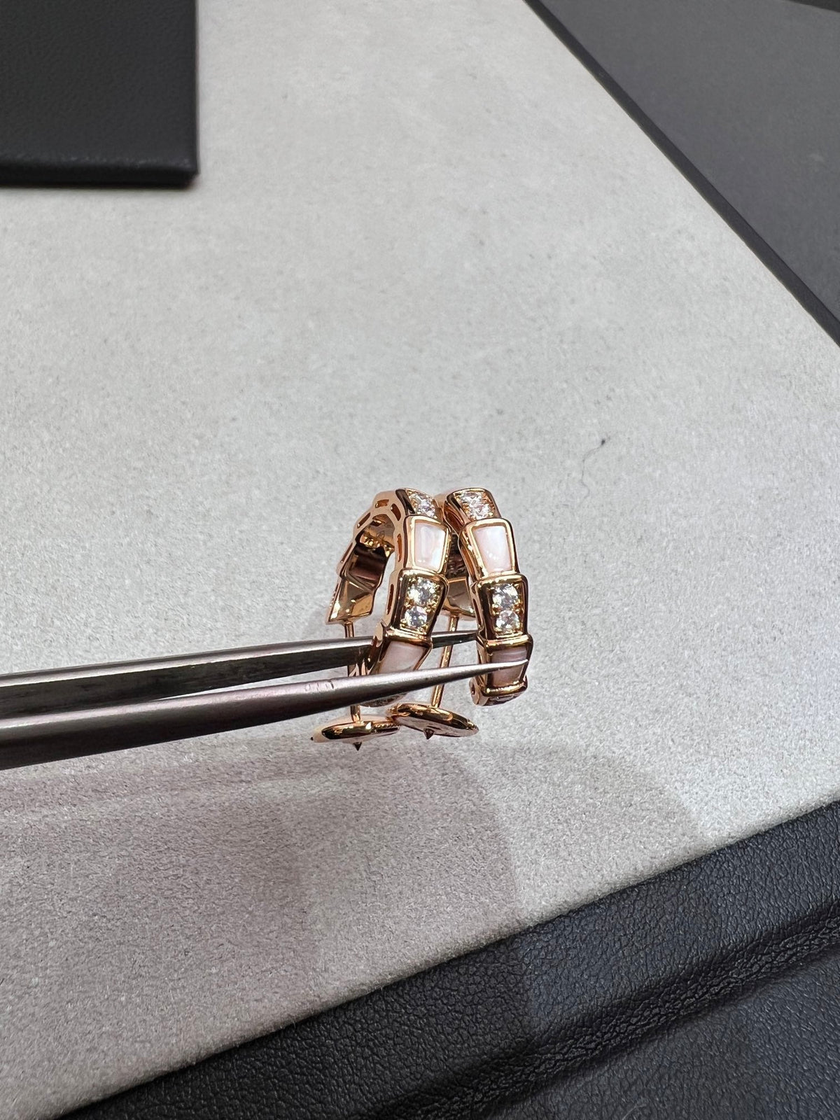 [⭐Veya]SERPENTI OHRRINGE AUS ROSÉGOLD MIT PERLMUTT