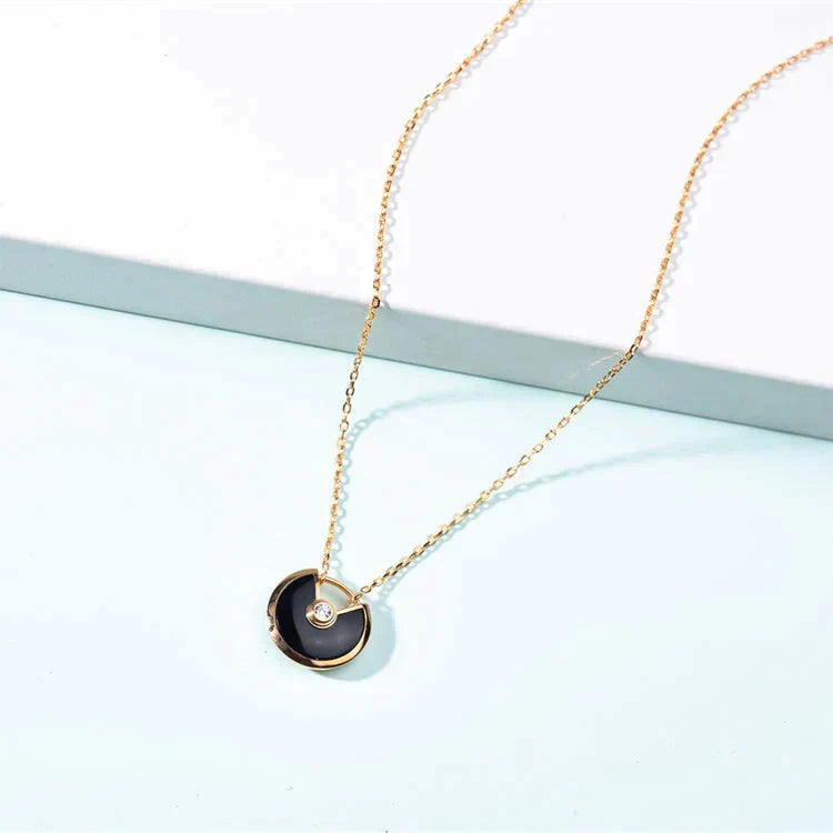Aura AMULETTE GOLD CARNELIAN ONYX NECKLACE