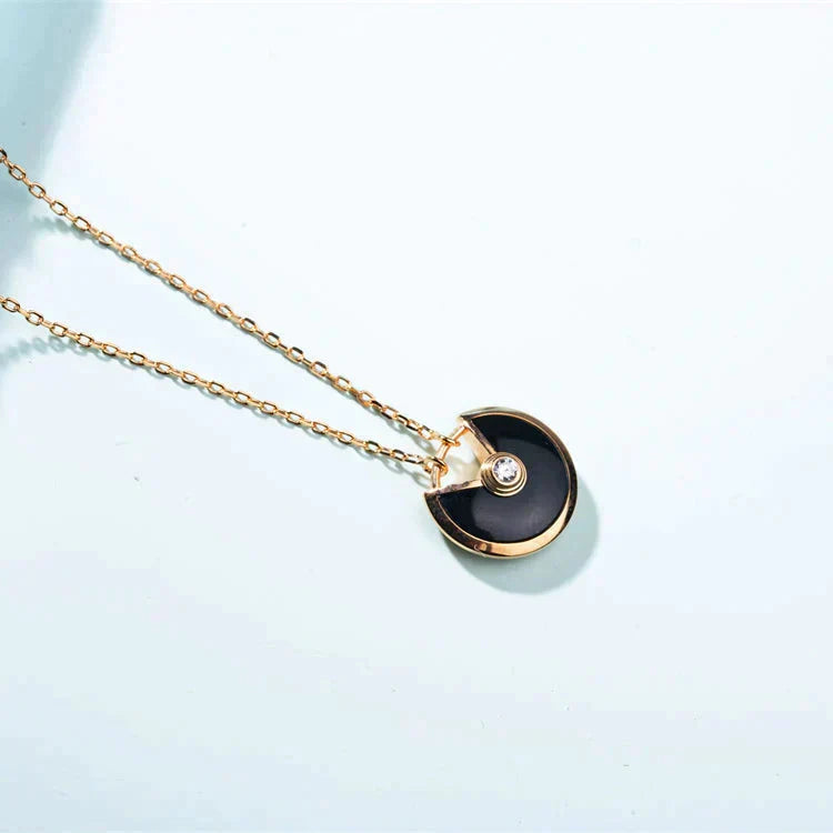 Aura AMULETTE GOLD CARNELIAN ONYX NECKLACE