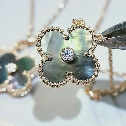 Aura CLOVER 15MM HALSKE TTEDIAMANTEN UND PERLMUTT-ANHÄNGER IN GRAU