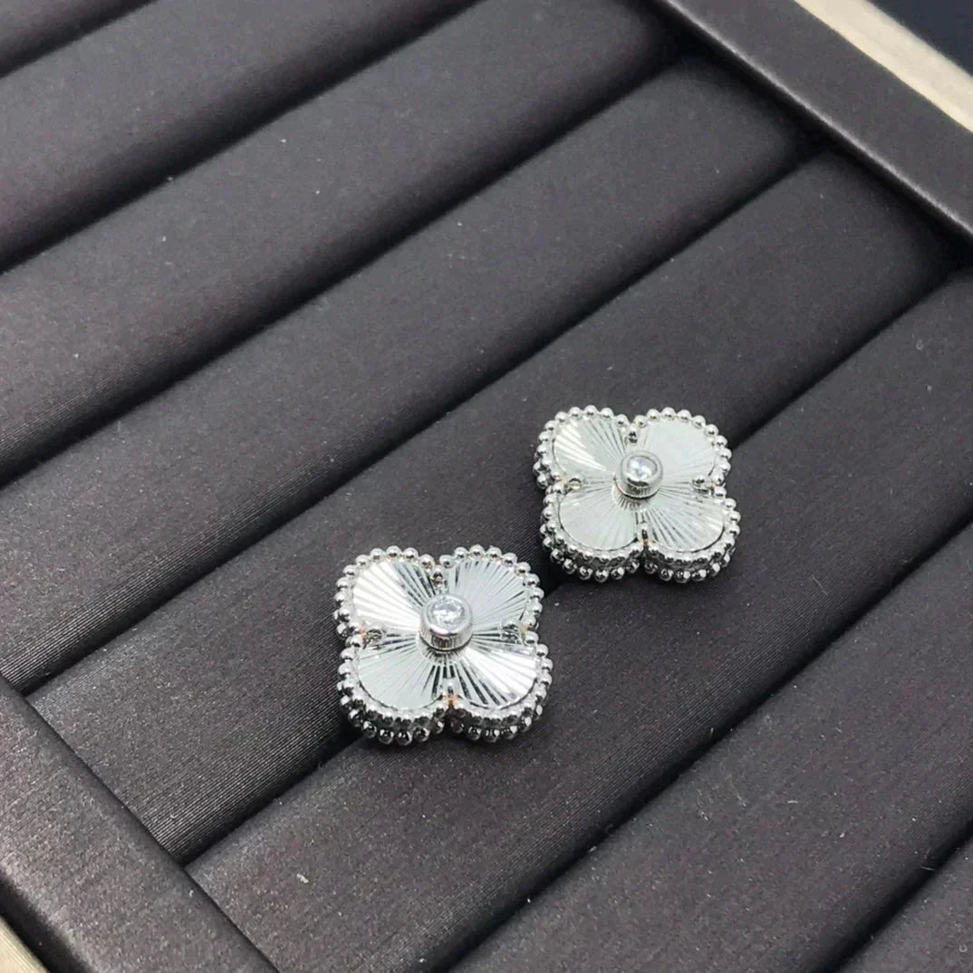 Aura CLOVER MINI 9.5MM LASER EARRINGS
