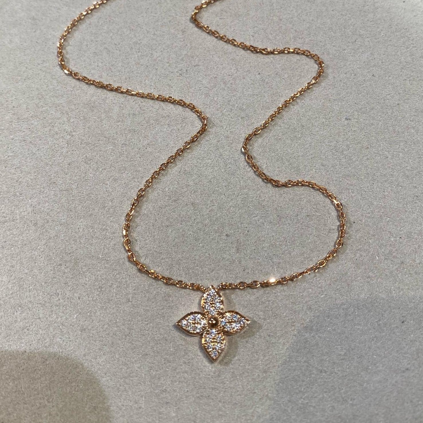 Aura STAR DIAMOND NECKALCE