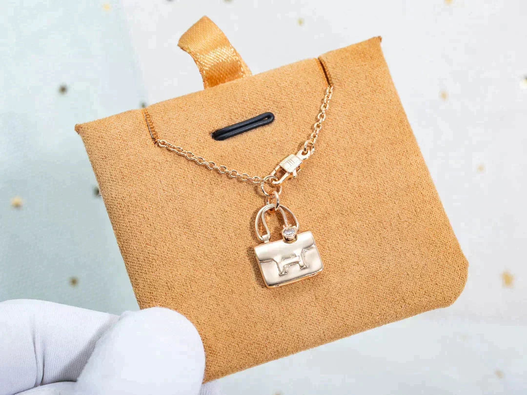 Aura AMULETTE PEDANT ROSE GOLD NECKLACE