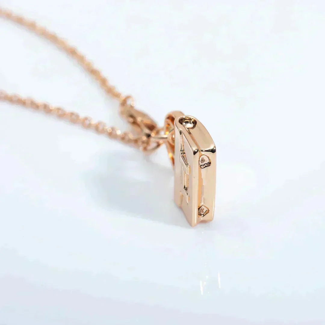 Aura AMULETTE PEDANT ROSE GOLD NECKLACE