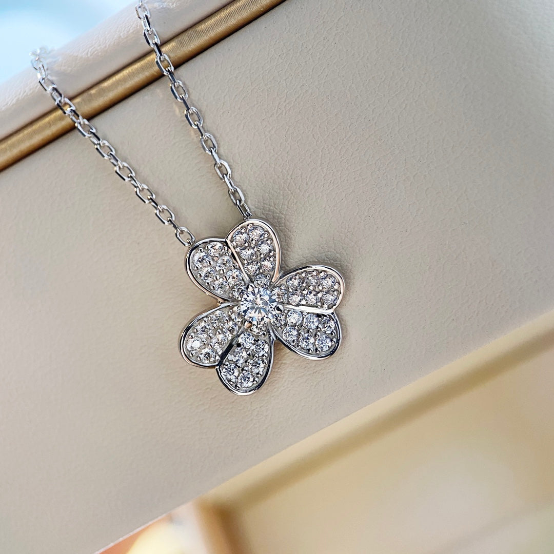 Aura CLOVER DIAMOND NECKLACE SILVER