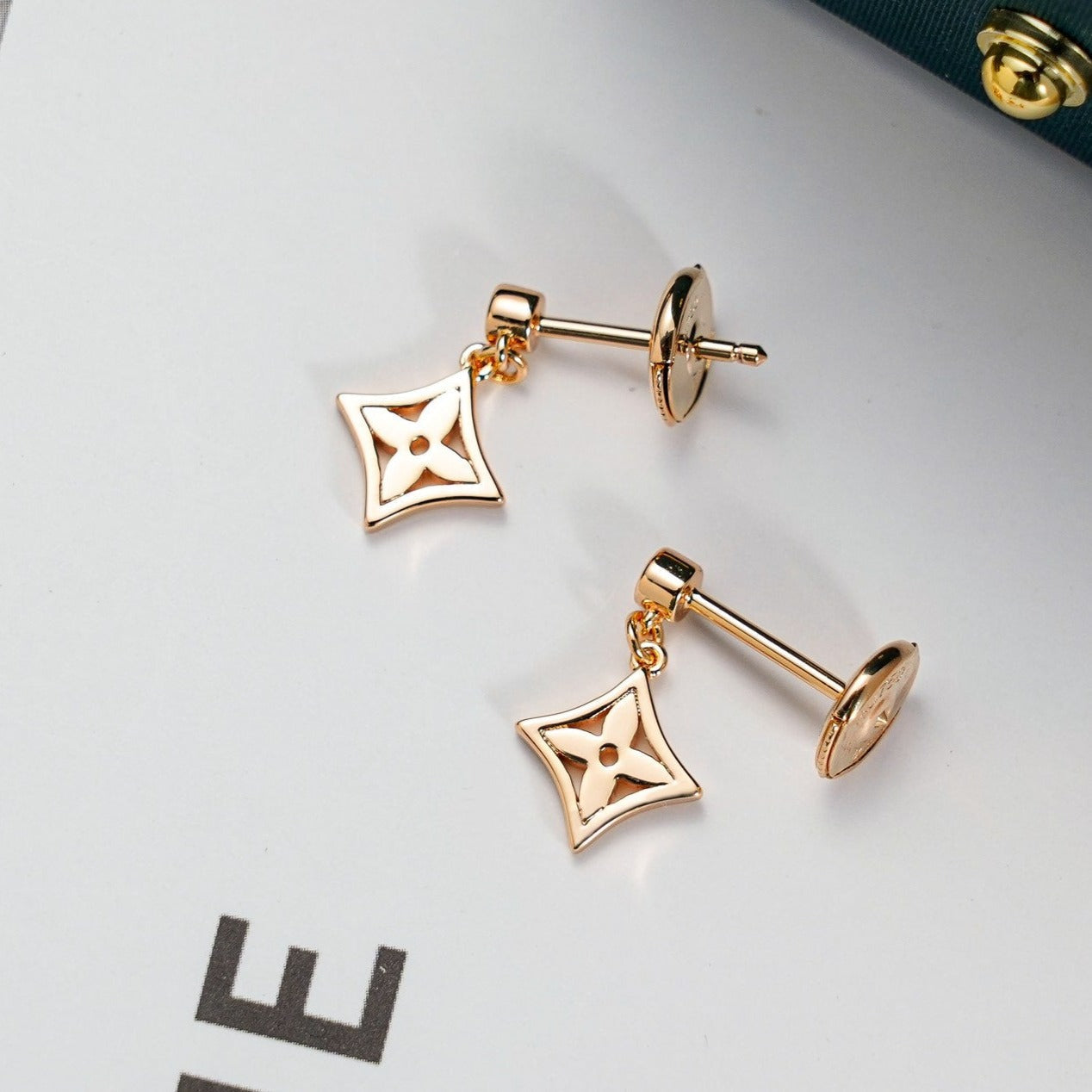 Aura STAR EARRINGS GOLD