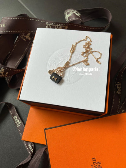 [⭐Aura ]CONSTANCE BLACK PEDANT PINK GOLD NECKLACE