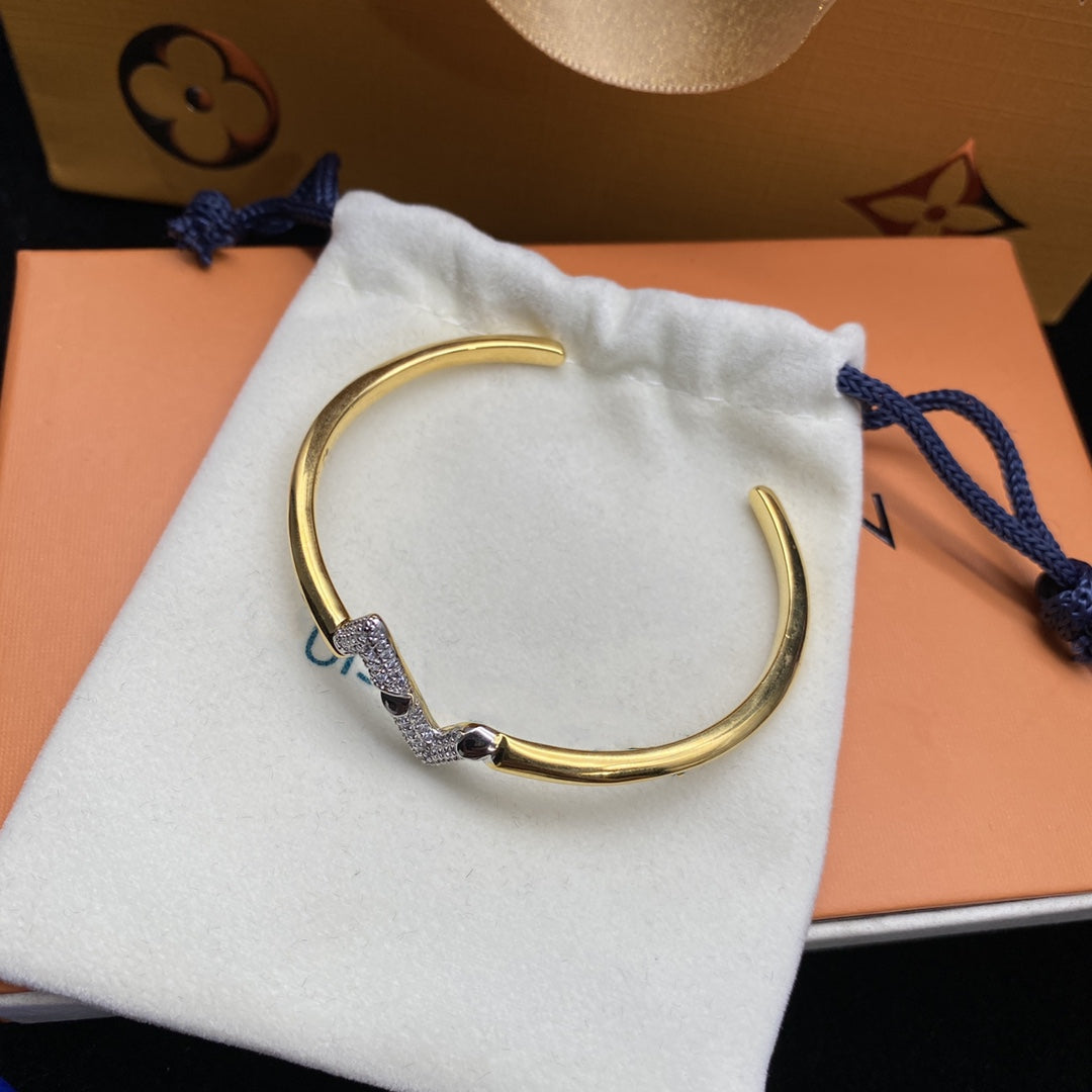 Aura VOLTE UPSITE DOWN DIAMOND GOLD OPEN BRACELET