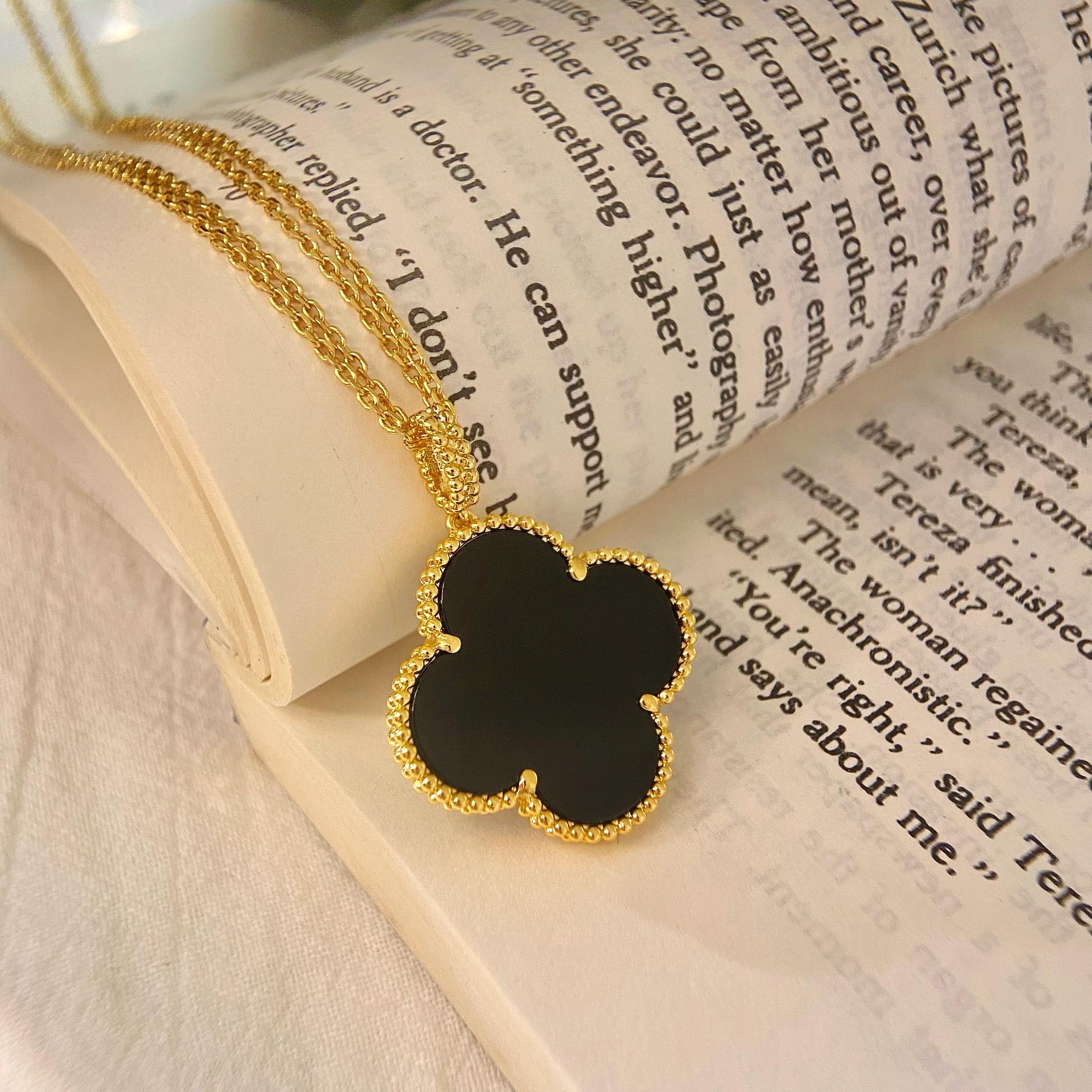 Aura CLOVER 25MM NECKLACE GOLD ONYX