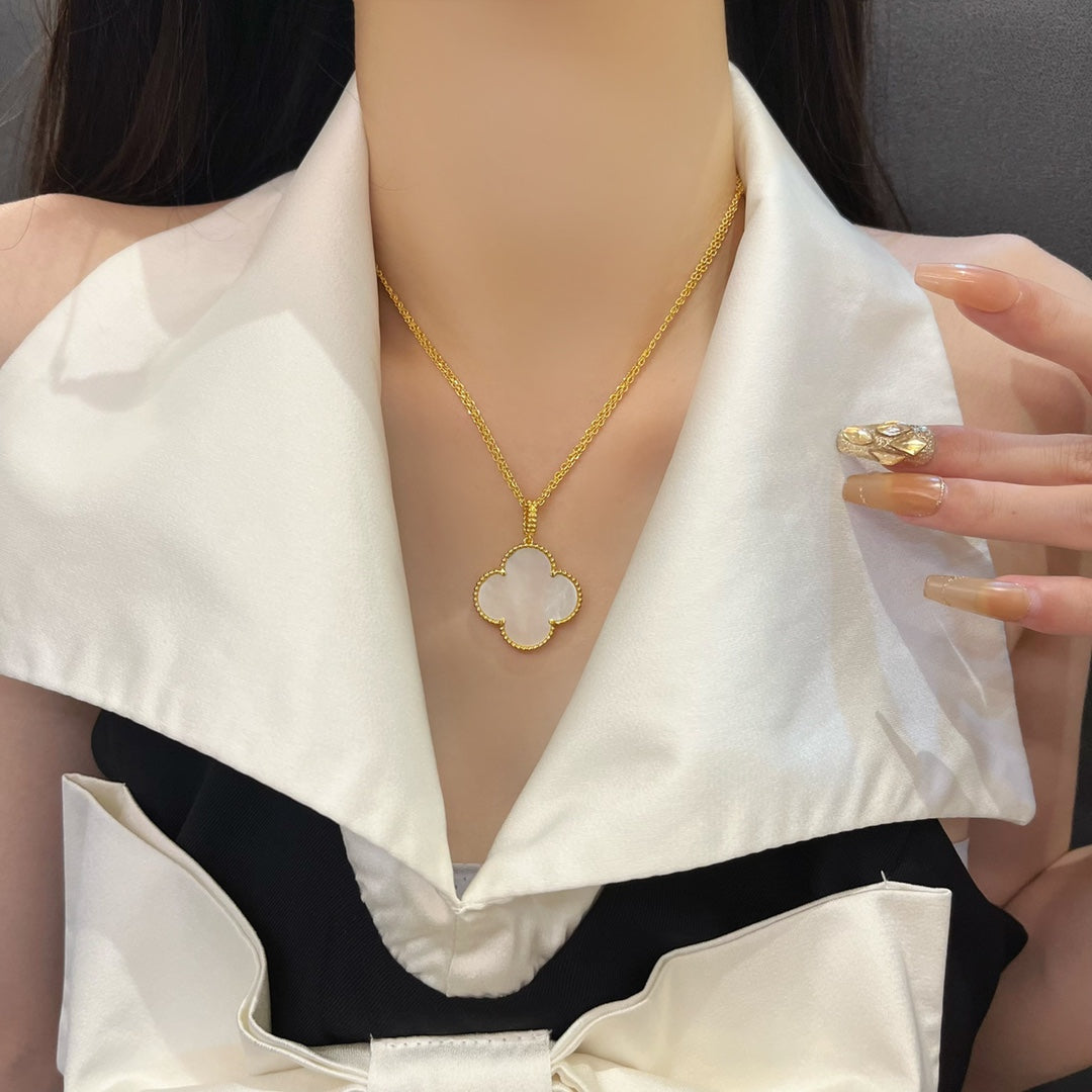 Aura CLOVER 25MM MOP LARGE PENDANT NECKLACE