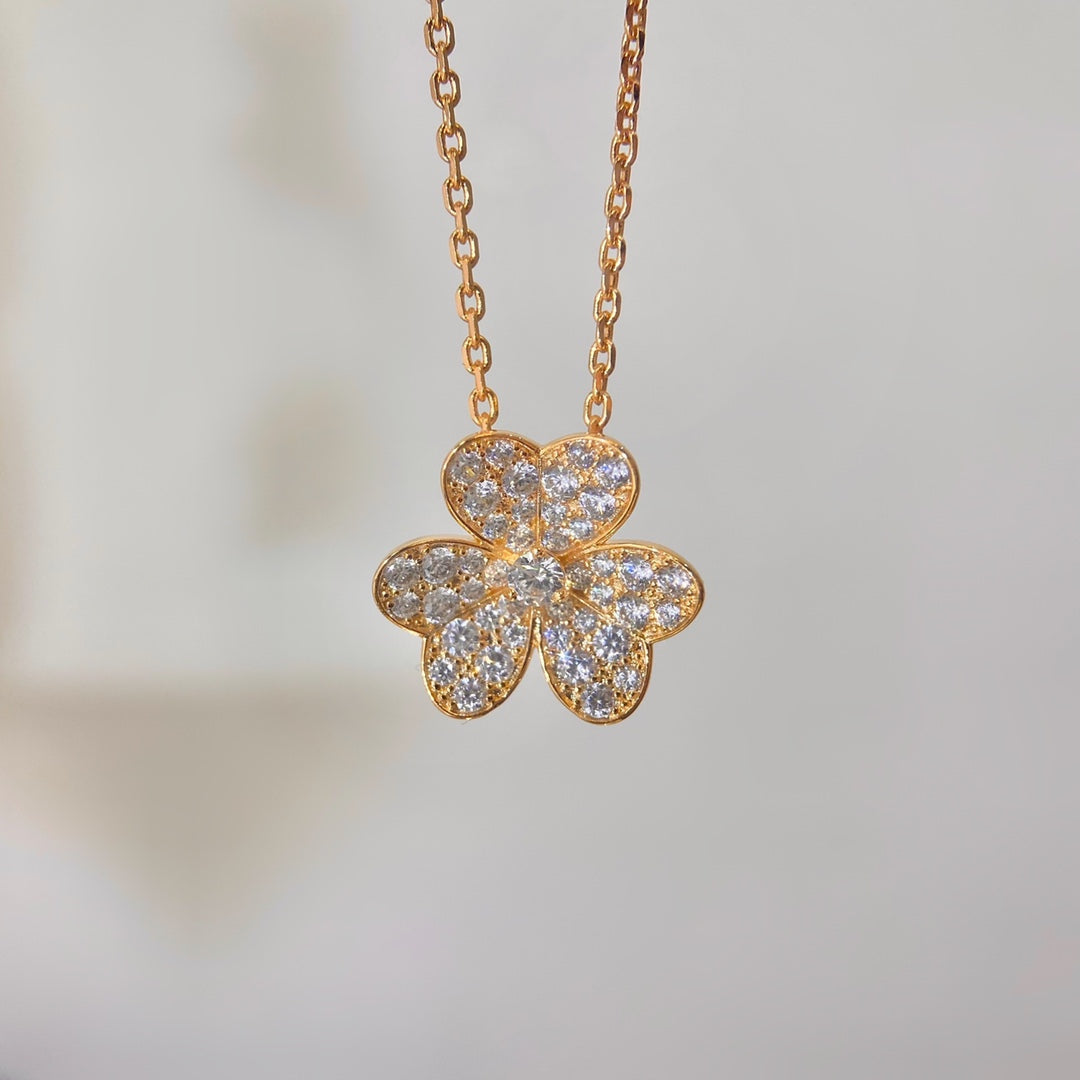 [⭐Aura ] FLOWER DIAMOND NECKLACE