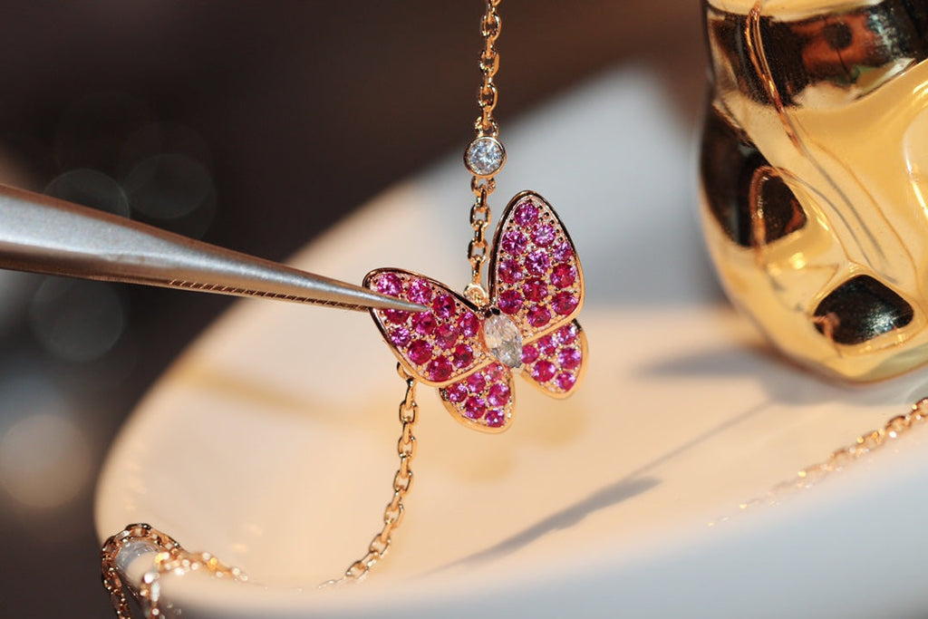 Aura BUTTERFLY RED DIAMOND ROSÉGOLD-HALSKETTE
