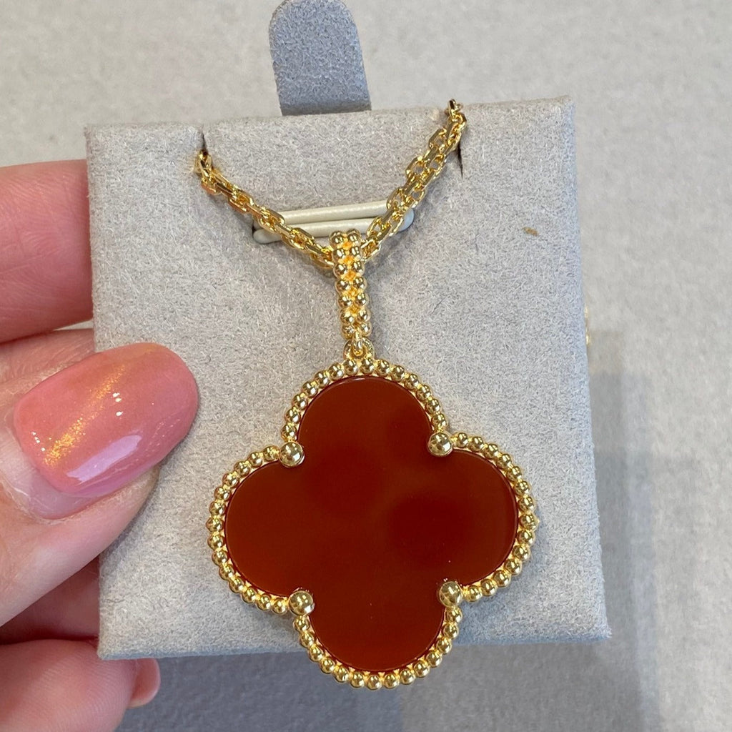 Aura CLOVER 25MM NECKLACE GOLD CARNELIAN
