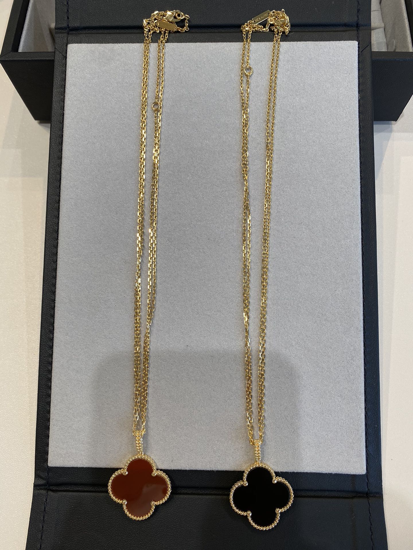 Aura CLOVER 25MM NECKLACE GOLD CARNELIAN