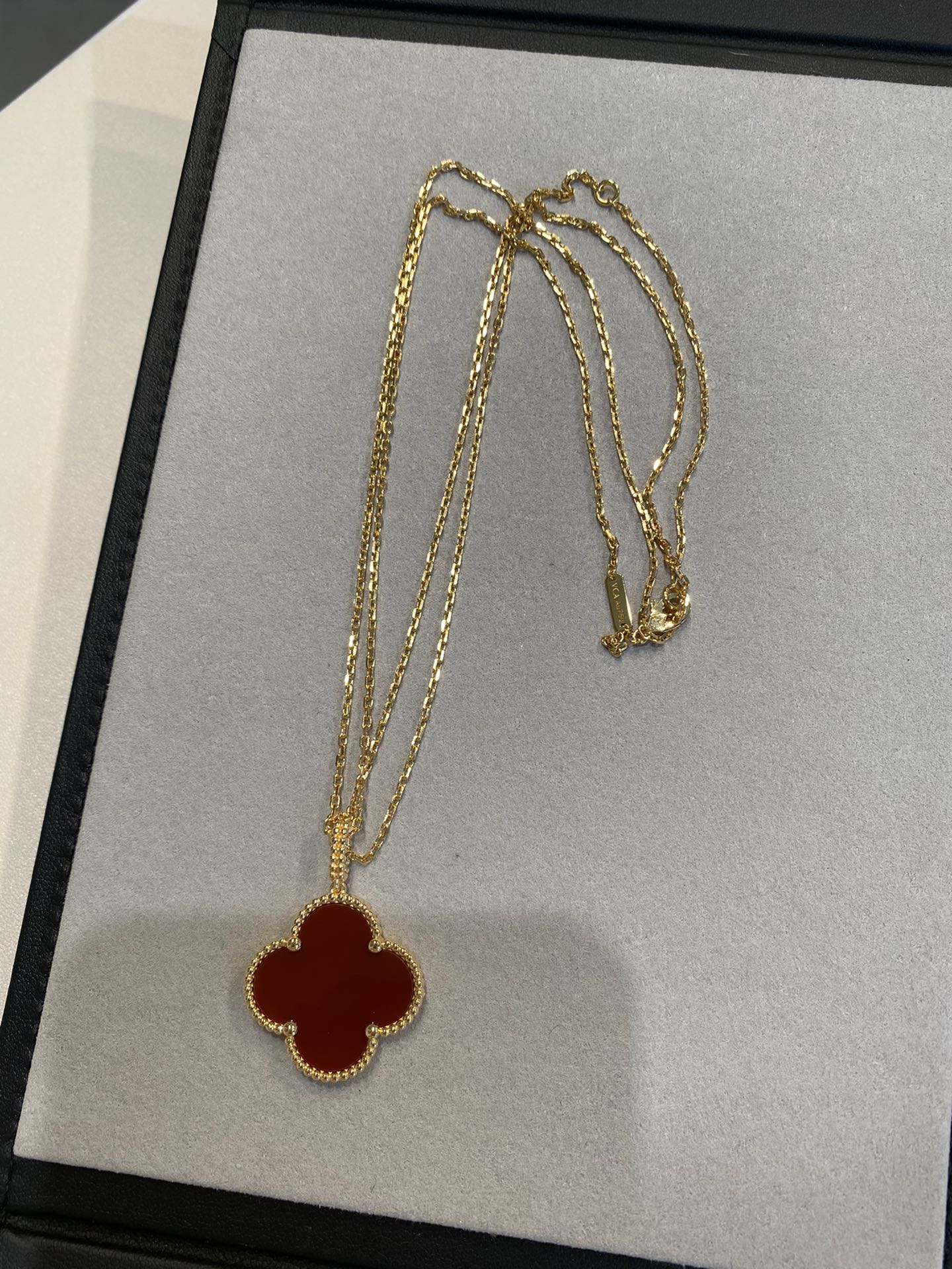 Aura CLOVER 25MM NECKLACE GOLD CARNELIAN