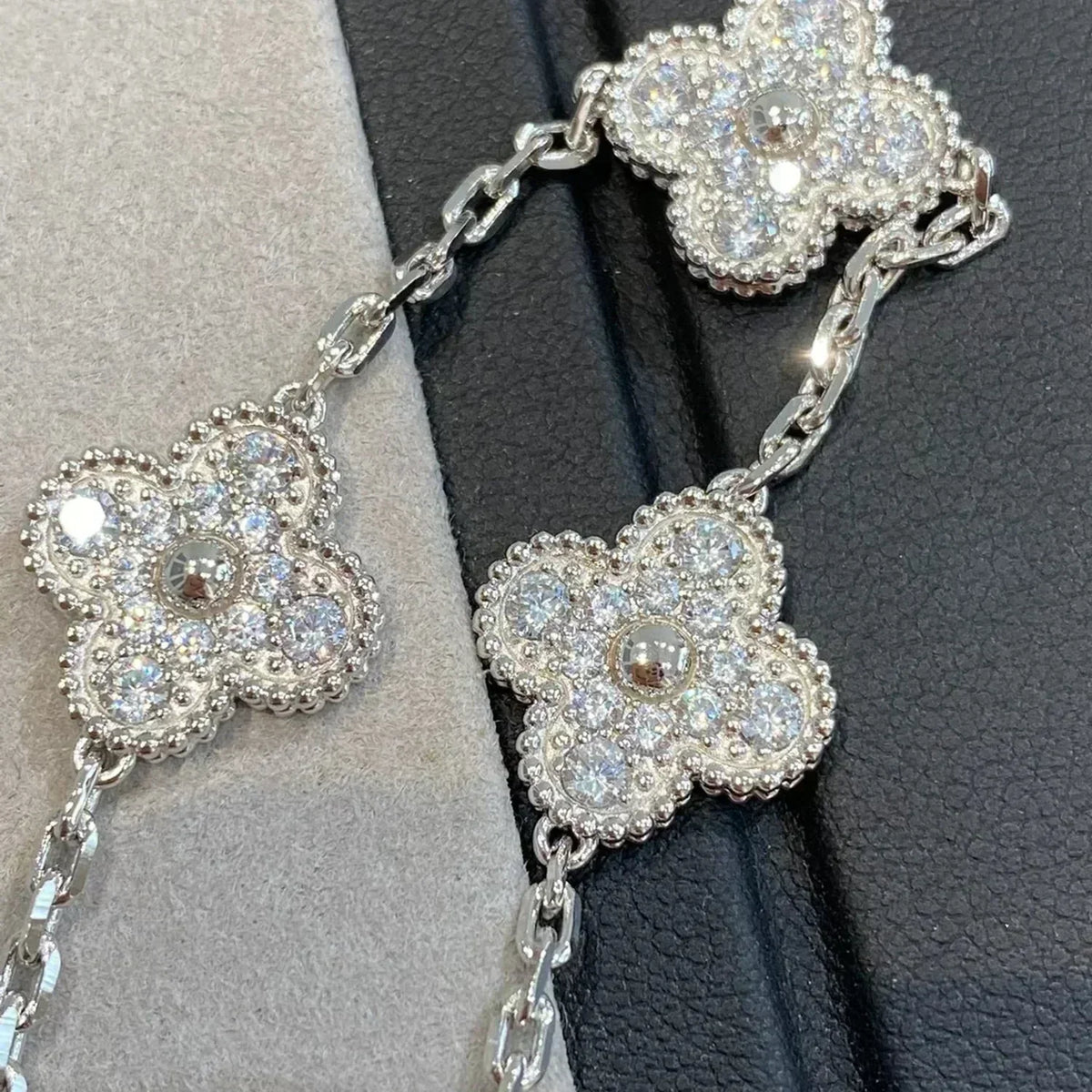 [Aura ] Neue CLOVER 5 MOTIV VOLL-DIAMANT-ARMBANDKOLLEKTION