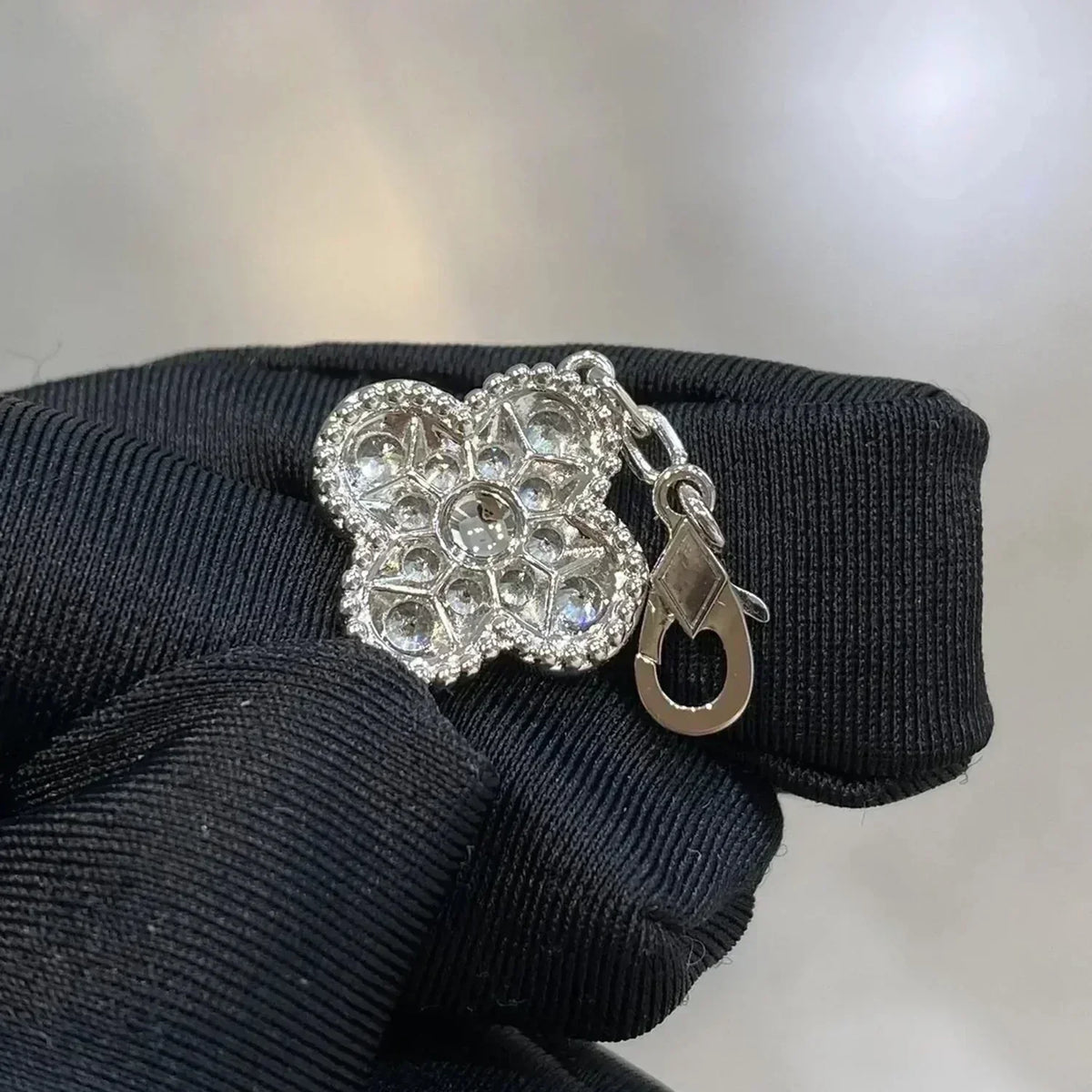 [Aura ] Neue CLOVER 5 MOTIV VOLL-DIAMANT-ARMBANDKOLLEKTION