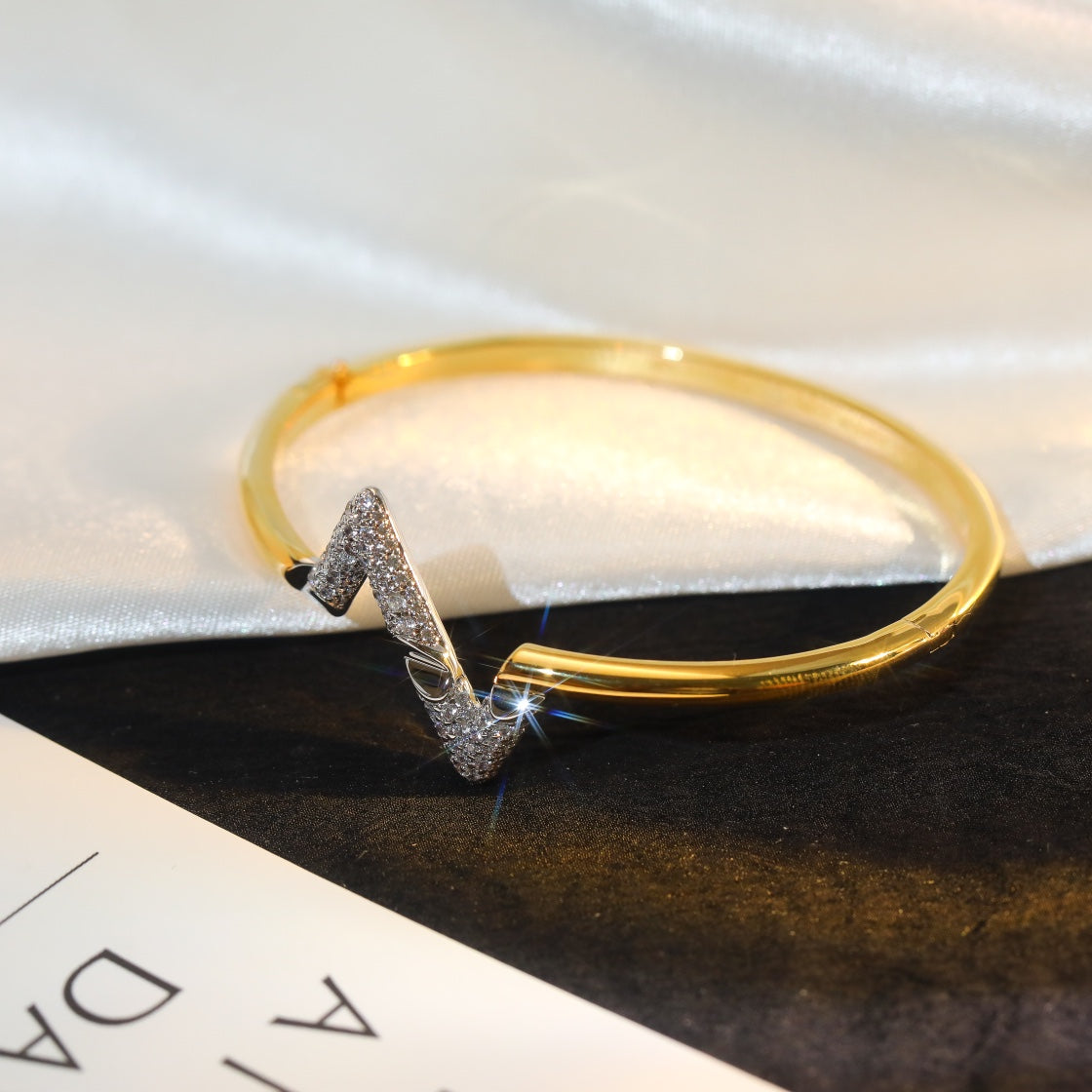 Aura VOLTE UPSITE DOWN GOLD DIAMOND BRACELET