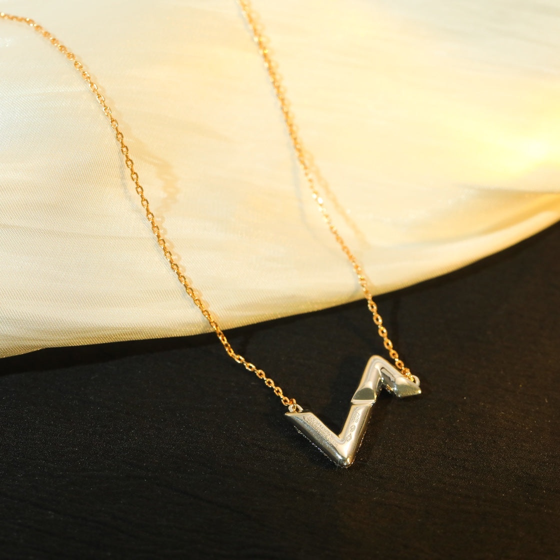 Aura VOLT SILVER DIAMOND PEDANT NECKLACE