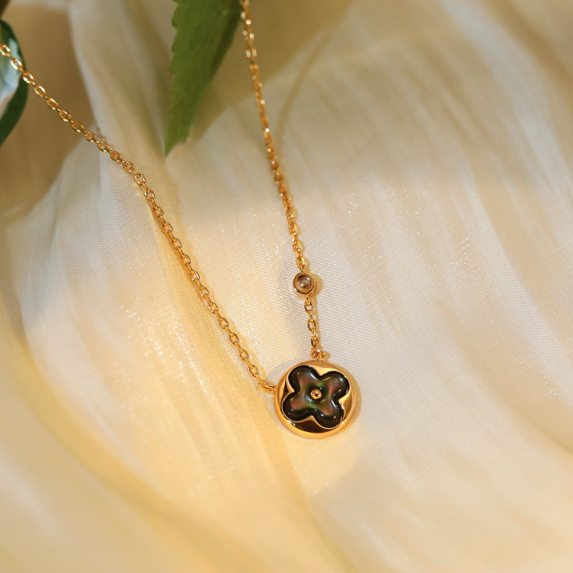 Aura SUN PEDANT PINK GOLD 1 DIAMOND NECKLACE