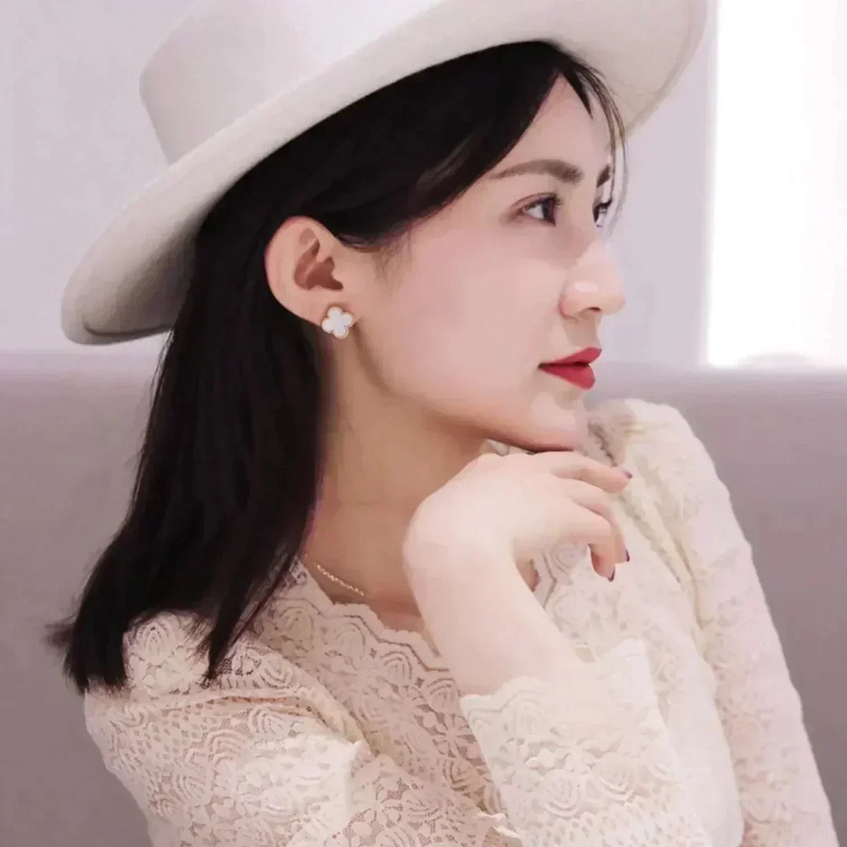 [⭐Aura ]CLOVER MEDIUM 1 MOTIFS  WHITE MOP STUD EARRINGS