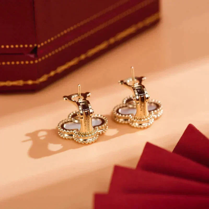 [⭐Aura ]CLOVER MEDIUM 1 MOTIFS  WHITE MOP STUD EARRINGS