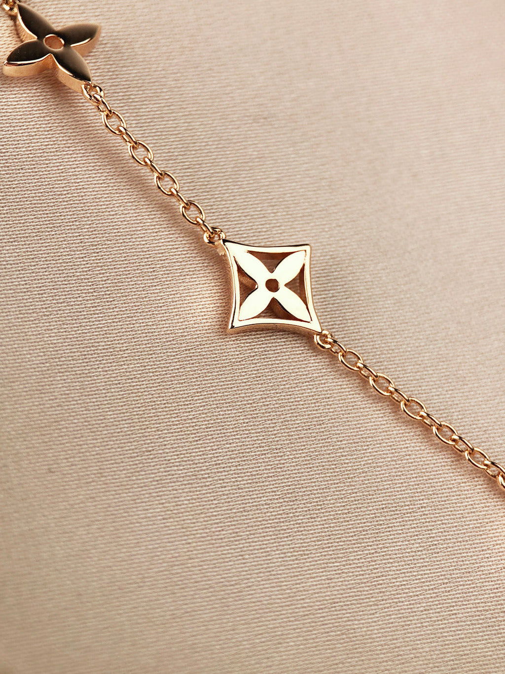 Aura STAR AND SUN 7 MOTIFS GOLD BRACELET