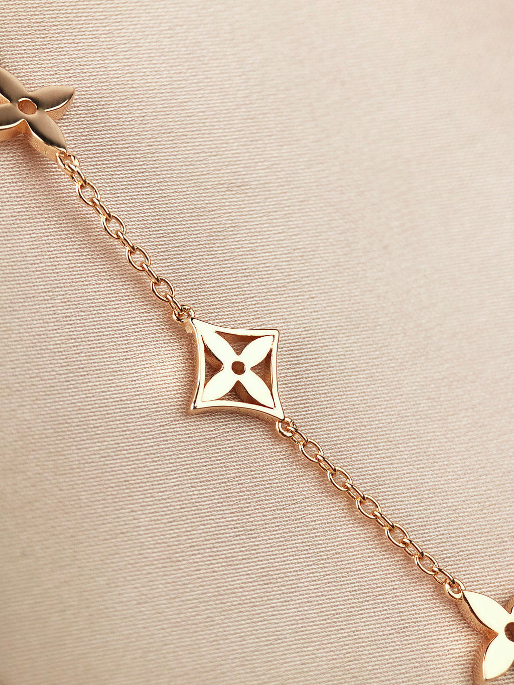 Aura STAR AND SUN 7 MOTIFS GOLD BRACELET
