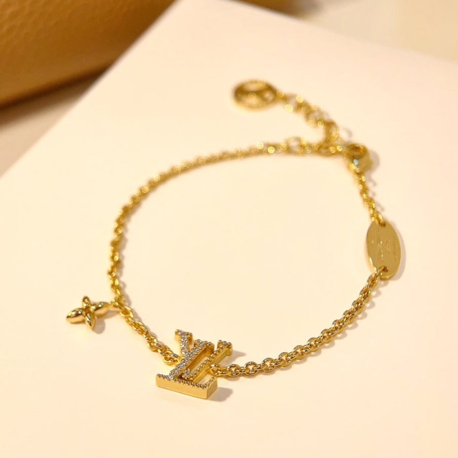 Aura LOGO STAR MOTIF GOLD BRACELET
