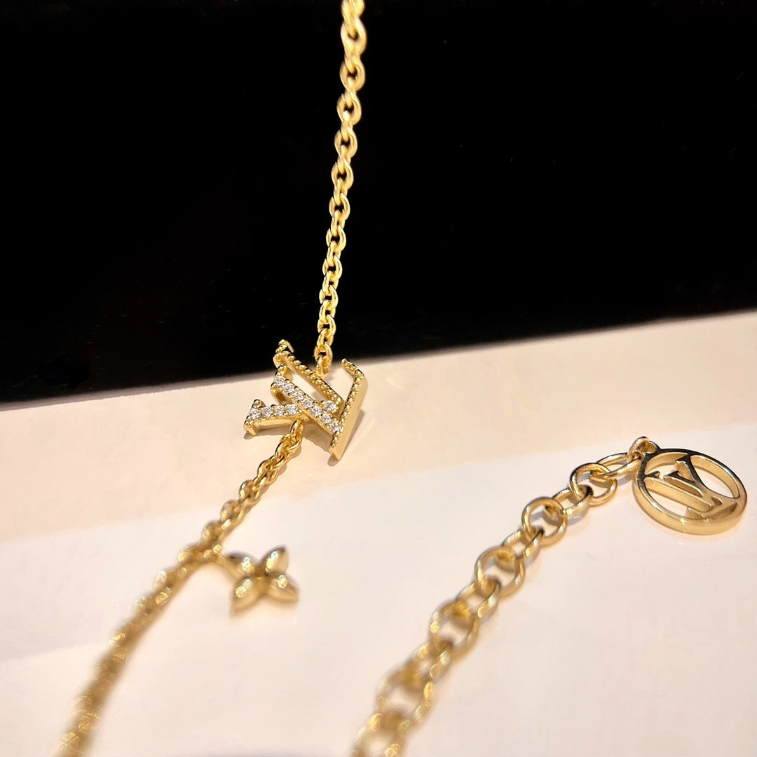 Aura LOGO STAR MOTIF GOLD BRACELET