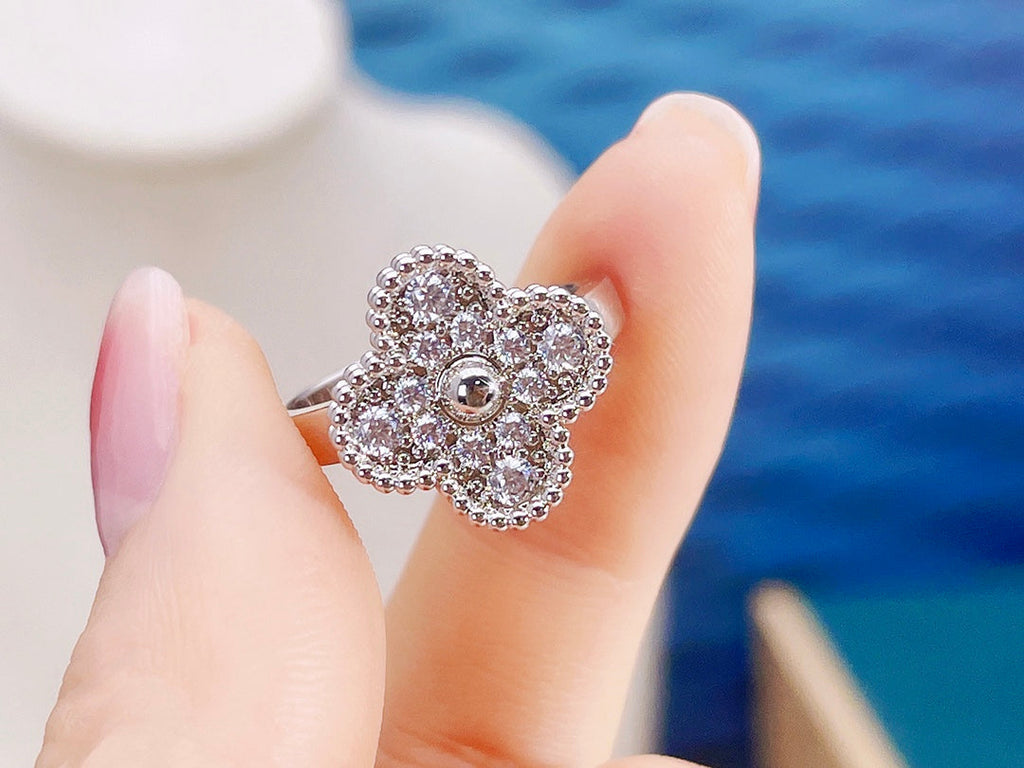 Aura CLOVER DIAMOND RING