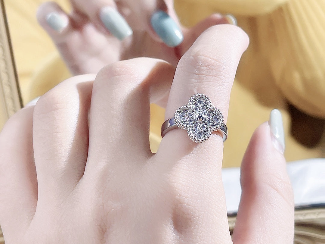 Aura CLOVER DIAMOND RING
