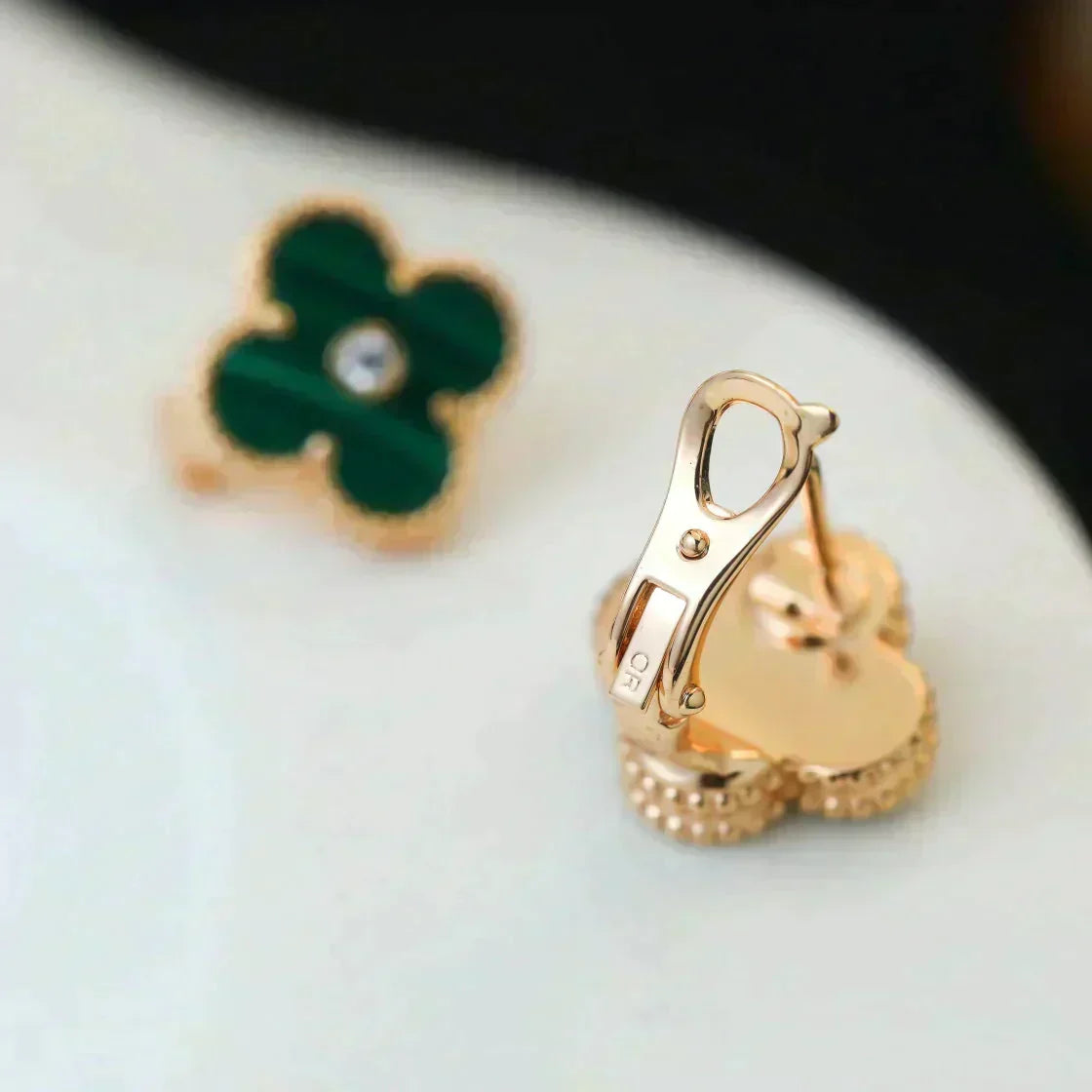 Aura CLOVER MEDIUM 1 MOTIFS MALACHITE DIAMOND EARRINGS