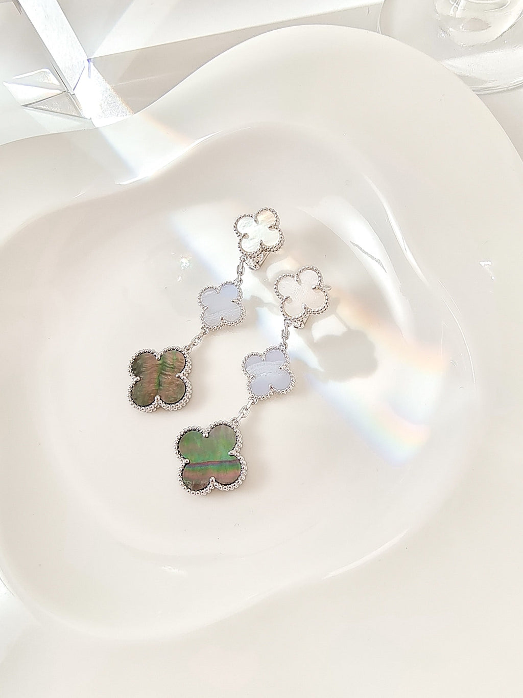 Aura CLOVER 3 MOTIFS CHALCEDONY DARK MOP SILVER OHRRINGE