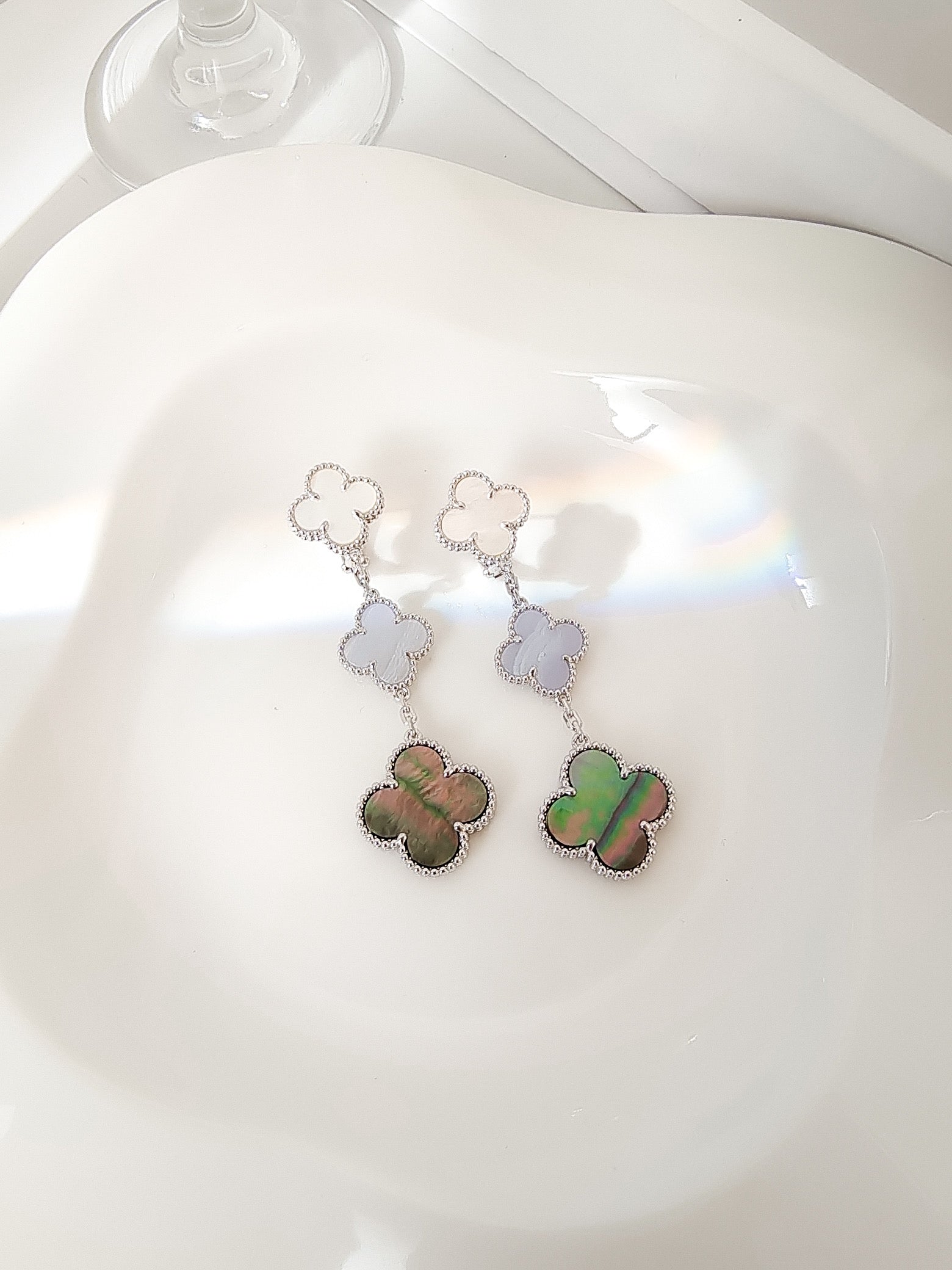 Aura CLOVER 3 MOTIFS CHALCEDONY DARK MOP SILVER EARRINGS