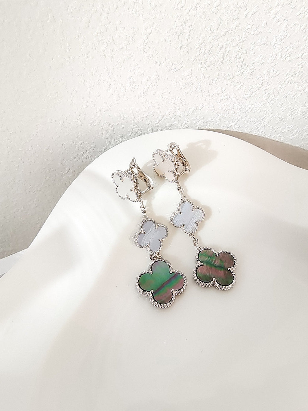 Aura CLOVER 3 MOTIFS CHALCEDONY DARK MOP SILVER OHRRINGE