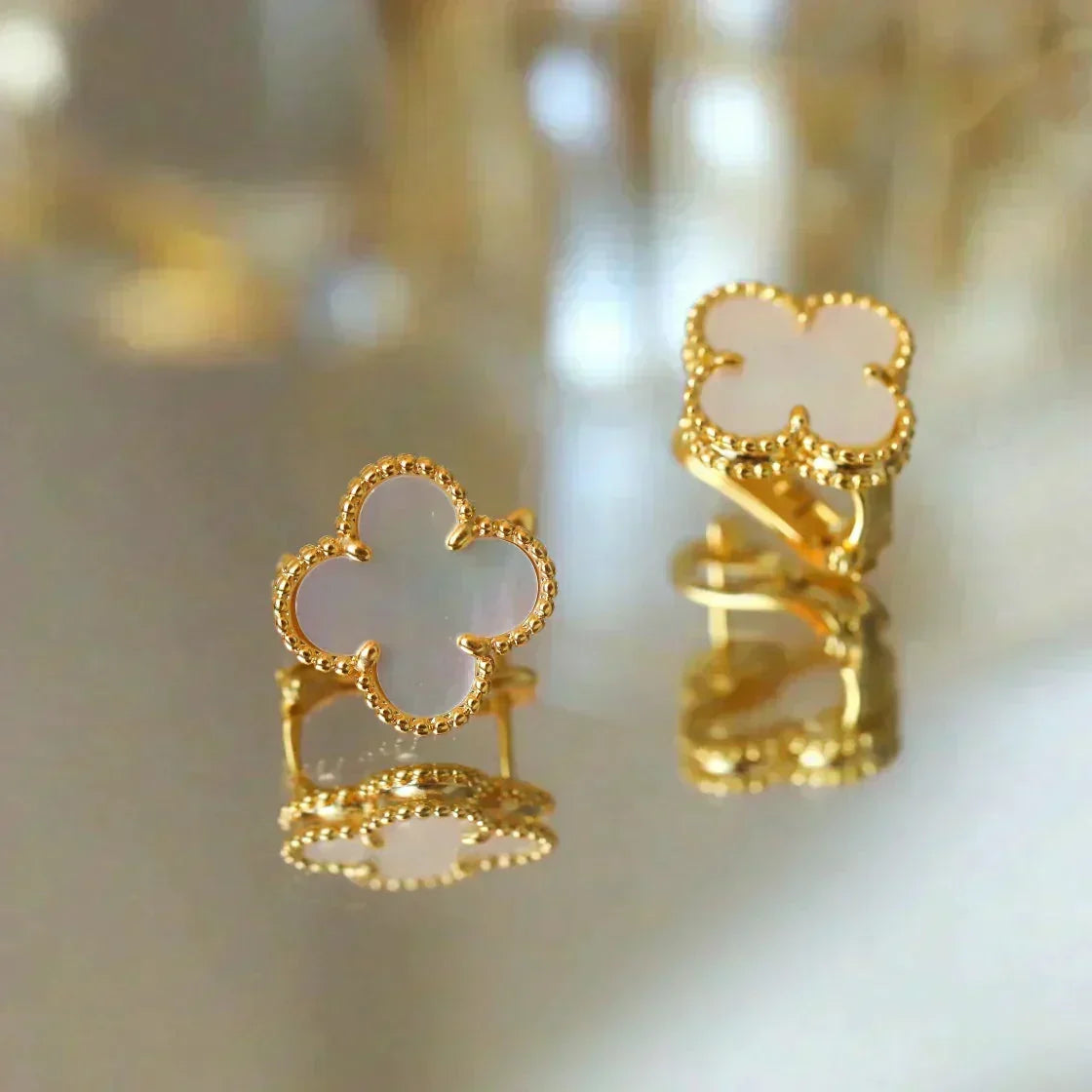 Aura CLOVER MEDIUM 1 MOTIFS  WHITE MOP STUD EARRINGS