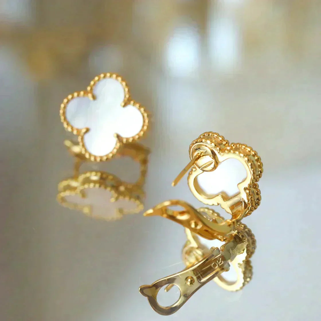 Aura CLOVER MEDIUM 1 MOTIFS  WHITE MOP STUD EARRINGS
