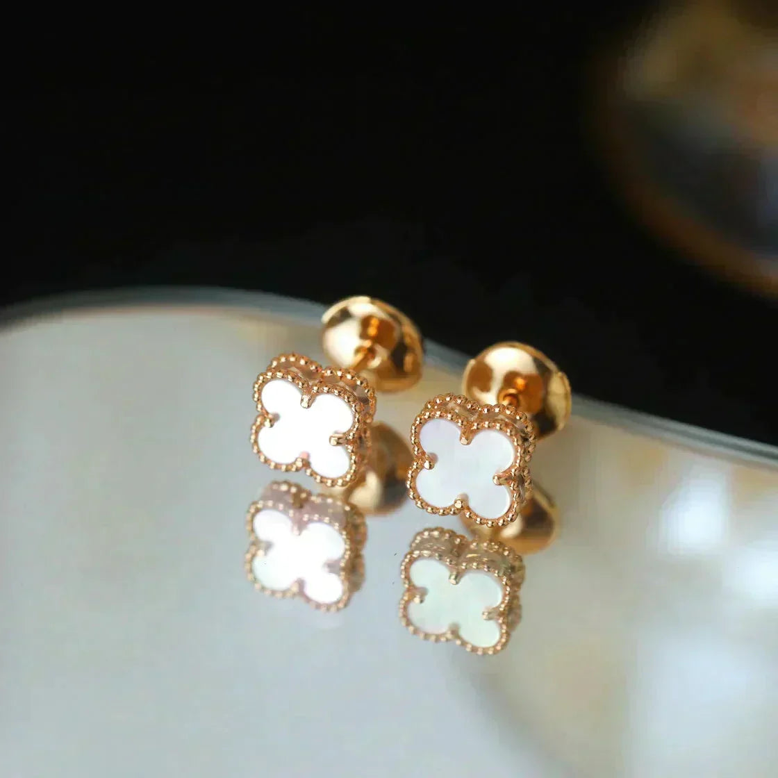 Aura CLOVER MINI 9.5MM WHITE MOP EARRINGS