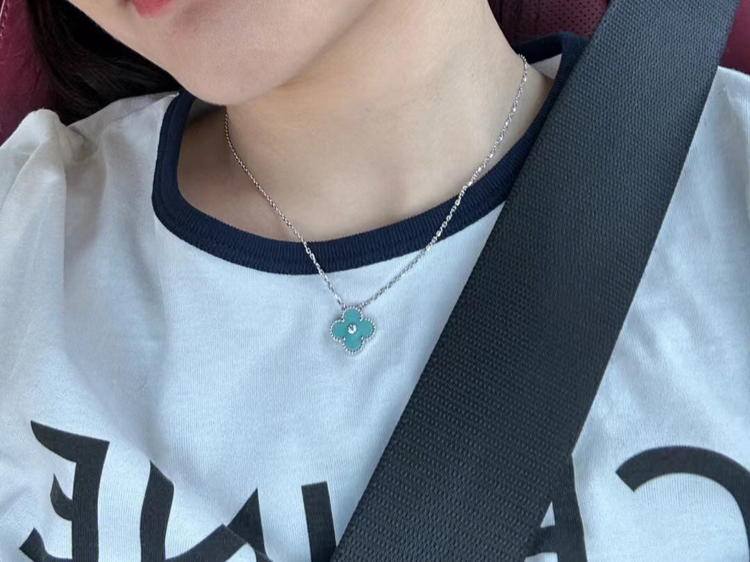 Aura CLOVER 1 DIAMOND HELLBLAUE SILBERNE HALSKETTE