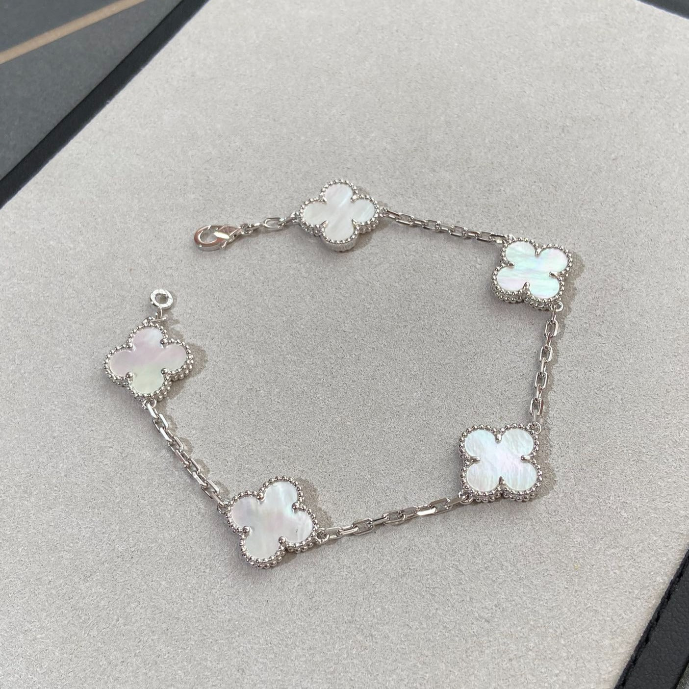 [Aura ]Neue CLOVER WHITE PEARL MOP 5 MOTIV ARMBAND-KOLLEKTION