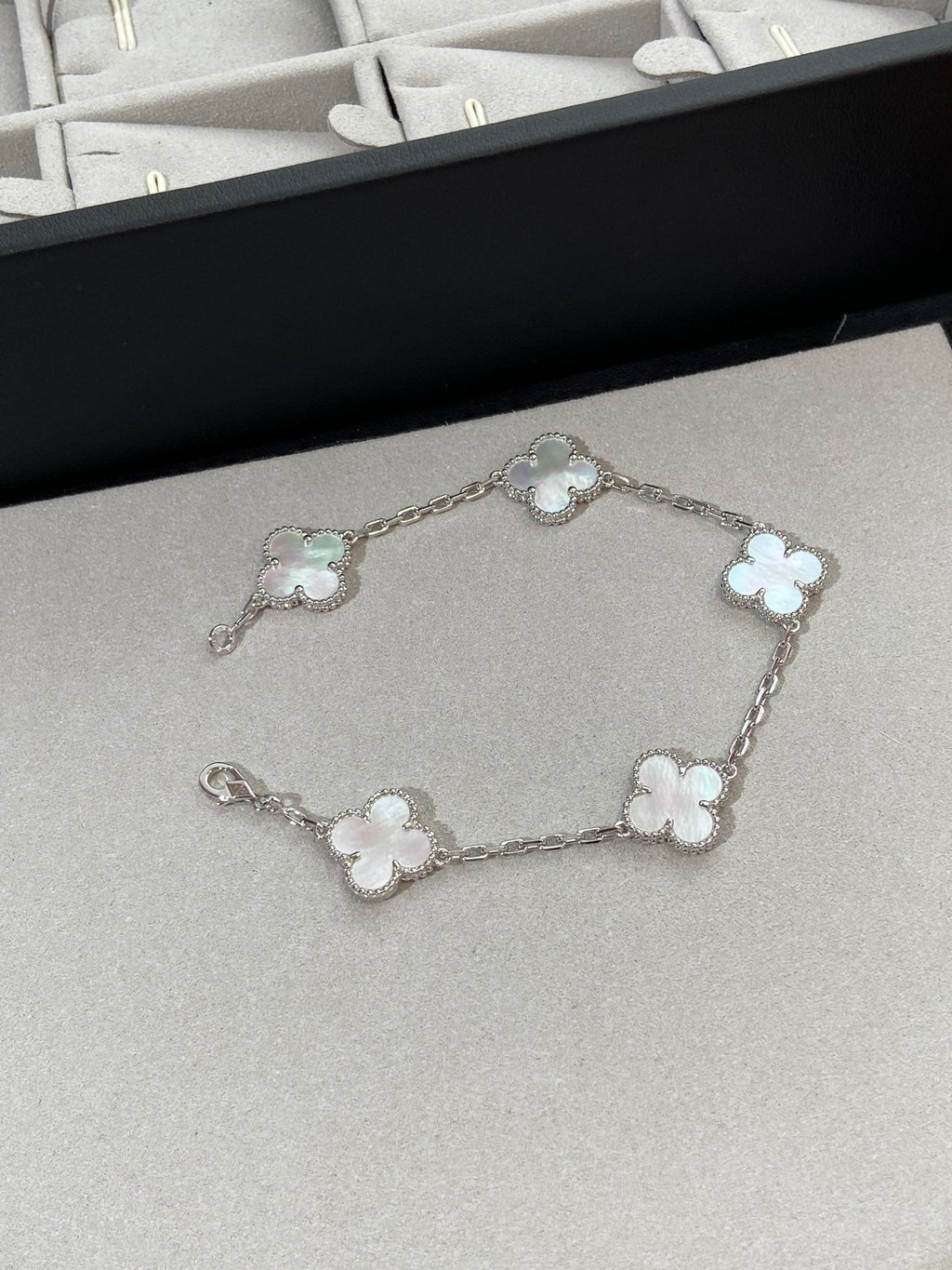 [Aura ]New CLOVER WHITE PEARL MOP 5 MOTIF BRACELET COLLECTION